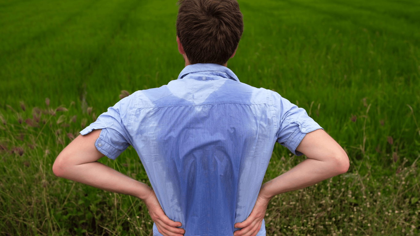 Hombre de espaldas con la camiseta mojada por el sudor